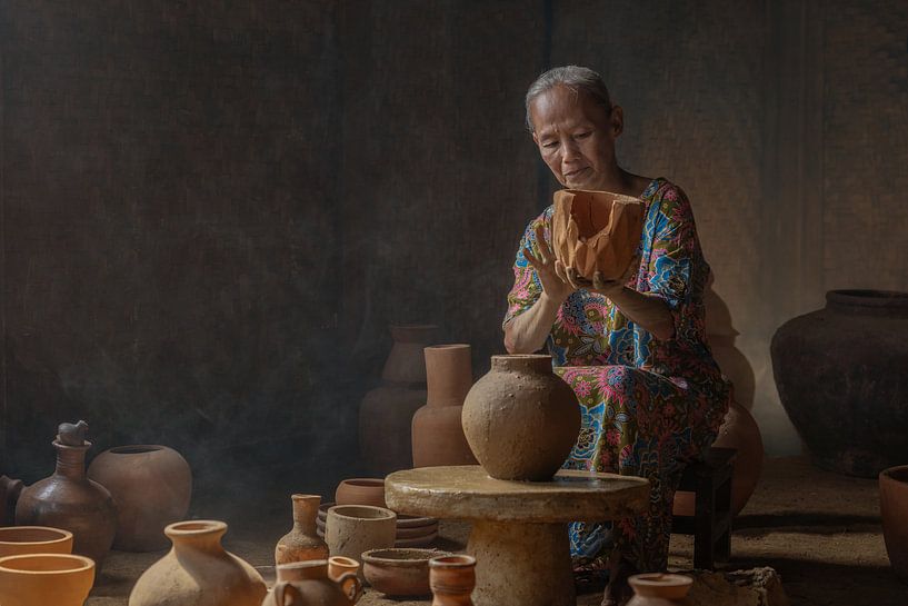 The potter by Anges van der Logt
