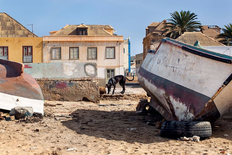 Bateaux sur la plage de Sal Rei à Boa Vista au Cap-Vert par Peter de Kievith Fotografie