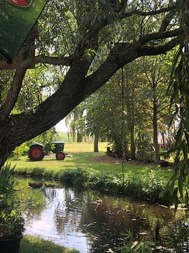 Tractor in Waterland van Michael de Boer
