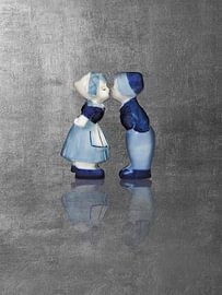 Delft blue kissing couple. Man and woman, silver. by Mijke Konijn
