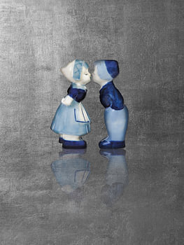 Couple de baisers en bleu de Delft. Homme et femme, argent.