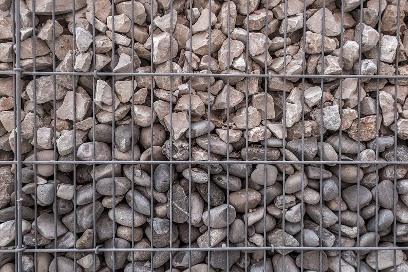 Steine hinter Gitter by Rolf Pötsch