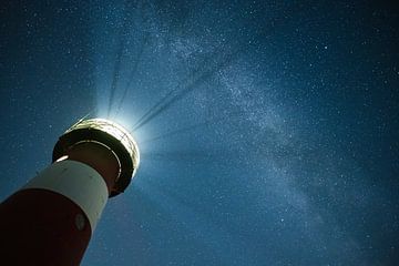Sterrenhemel boven vuurtoren Westkapelle van Thom Brouwer