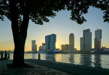 Zonsopkomst bij Rotterdam aan de Nieuwe Maas van Ad Jekel