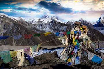 Gebetstücher mit Blick auf den Mount Everest von Jürgen Wiesler