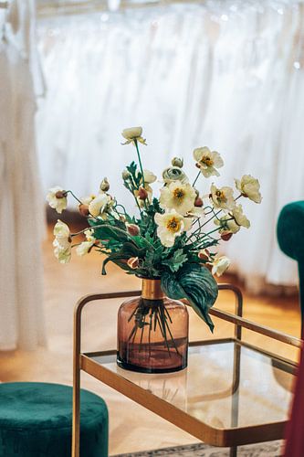 Blumen im Brautmodenshop