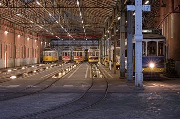 Nostalgische trams in Lissabon van Rolf Schnepp