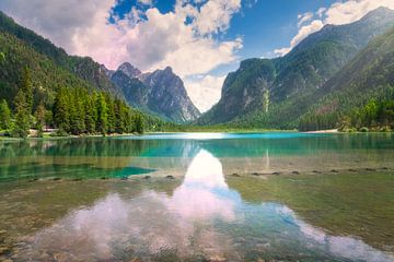 Landschap van het Dobbiaco meer in de Dolomieten, Italië van Stefano Orazzini
