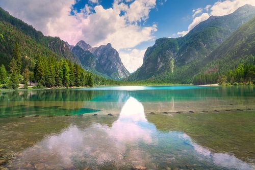 Landschap van het Dobbiaco meer in de Dolomieten, Italië