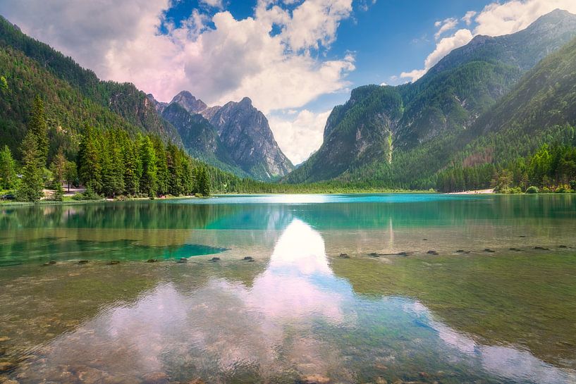 Landschap van het Dobbiaco meer in de Dolomieten, Italië van Stefano Orazzini