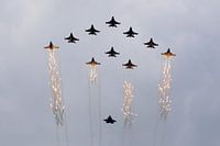 F-16 flares over de F-35