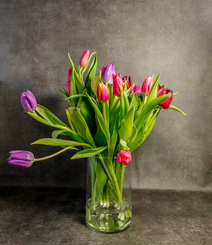 Stillleben einer Vase mit bunten Tulpen