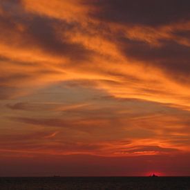 Sunset at the North Sea  van Tina Hartung