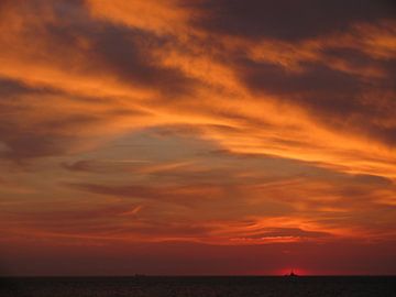 Sunset at the North Sea  van Tina Hartung