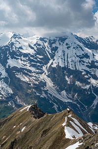 Verschneite Berggipfel in den österreichischen Alpen in der Nähe des Großglockners