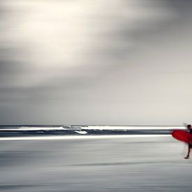 Rode surfplank - Abstract strandtafereel van Dirk Wüstenhagen