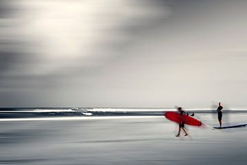 Red surfboard - Abstract beach scene by Dirk Wüstenhagen