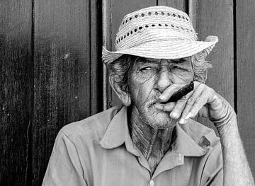 Vieux amateur de cigares cubains sur Jack Koning