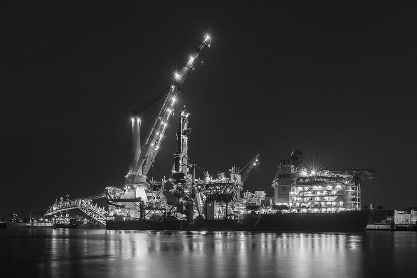 Pijpenlegger Seven Borealis in de haven van Rotterdam van MS Fotografie | Marc van der Stelt