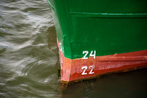 Der Bug eines Fischkutters im Hafen.