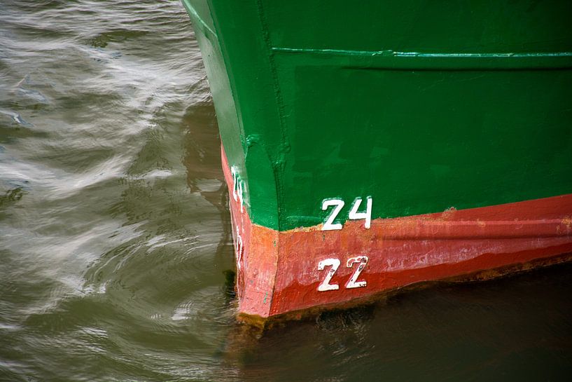 De boeg van een visserskotter in de haven. van scheepskijkerhavenfotografie