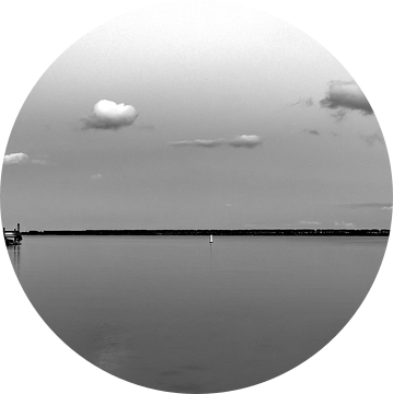 panorama Haringvliet bij Hellevoetsluis in zwart-wit van Marjolein van Middelkoop