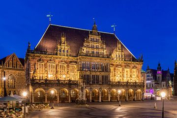 Stadhuis op het marktplein in Bremen bij avond van Werner Dieterich