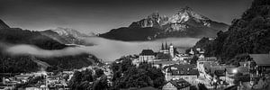 Berchtesgaden in Bayern am Morgen. Schwarzweiss Bild.