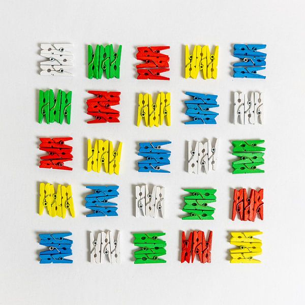 Squeeze, squeeze ... on the wall by Francisco Dorsman