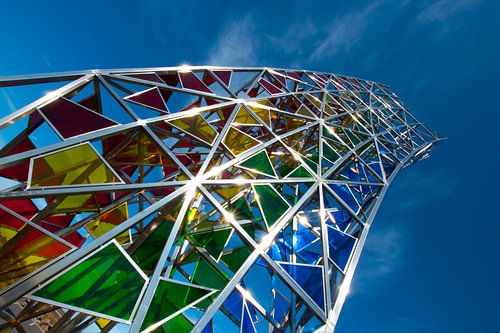 De regenboog op vliegveld Keflavik in IJsland