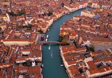 Venise vue d'en haut – rythme de l'eau et des toits sur Ewold Kooistra