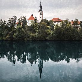 Lake Bled | Rust en romantiek aan het water in Slovenië van Laura Dijkslag