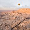 Luchtballon zonsopkomst boven Luxor, Egypte van Hannah Hoek