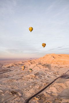 Luchtballon zonsopkomst boven Luxor, Egypte van Hannah Hoek