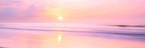 Zachte zonsopgang aan zee
