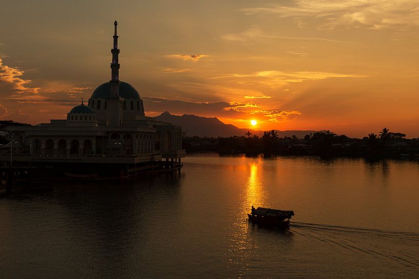 Zon onder in Kuching van Jan Tuns