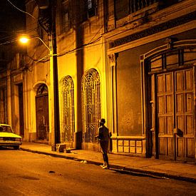 Sfeervolle foto van een donkere straat in Cuba. van MICHEL WETTSTEIN