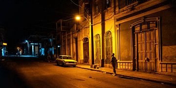 Sfeervolle foto van een donkere straat in Cuba.