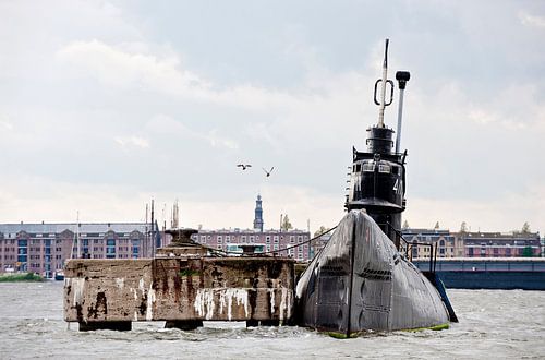 Bateau de plongée au chantier naval NDSM d'Amsterdam, avec des mouettes sur Remke Spijkers