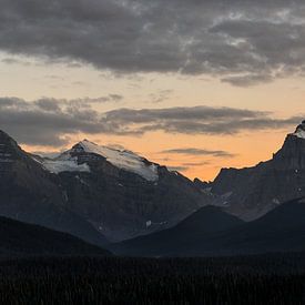 Mountain peaks at sunset by Leon Brouwer