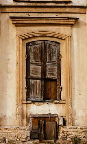 Verwitterte Fensterläden & Putz – Historische Fassade