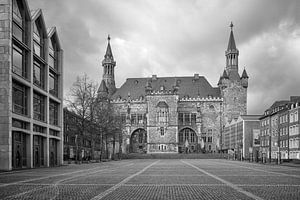 Het stadhuis van Aken stijlvol gefotografeerd in zwart-wit