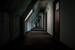 Decaying corridor von Mandy Winters