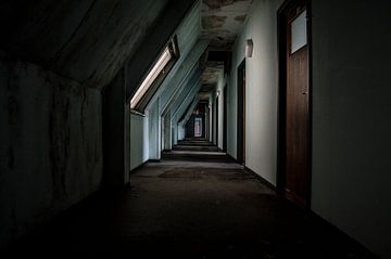 Decaying corridor van Mandy Winters