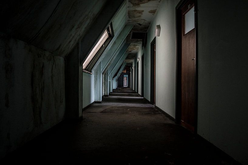 Decaying corridor von Mandy Winters