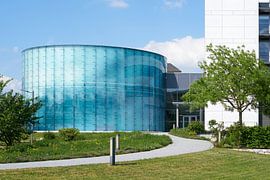 Glasfassade an einem Bauwerk im Wissenschaftshafen von Magdeburg von Heiko Kueverling