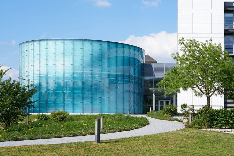 Glasfassade an einem Bauwerk im Wissenschaftshafen von Magdeburg von Heiko Kueverling