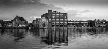 stadsgezicht Haarlem met de oude Droste fabriek van Arjen Schippers