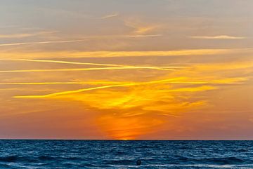 Coucher de soleil sur la mer par temps orageux