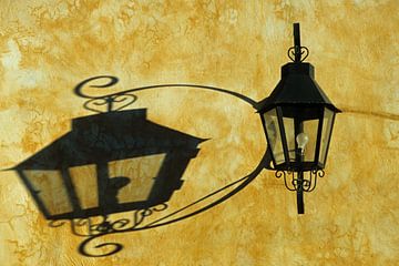 Straßenlaterne und ihr Schatten in San Cristobal de las Casas